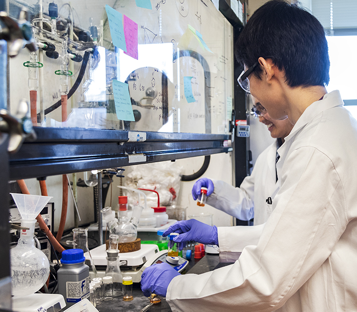 Student Shenwei Wu in chemistry lab.